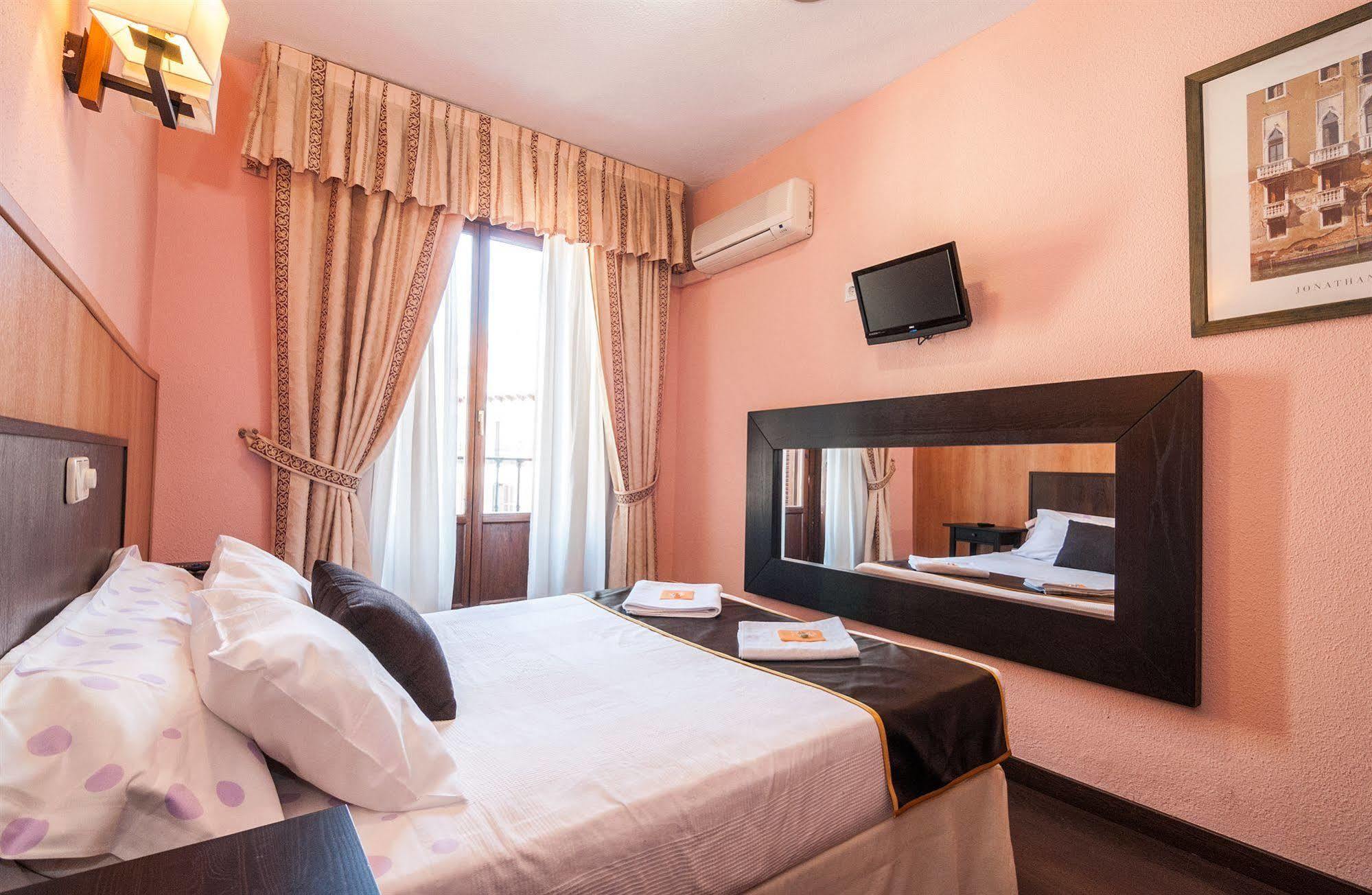 Hostal Gallardo Madrid Exterior photo