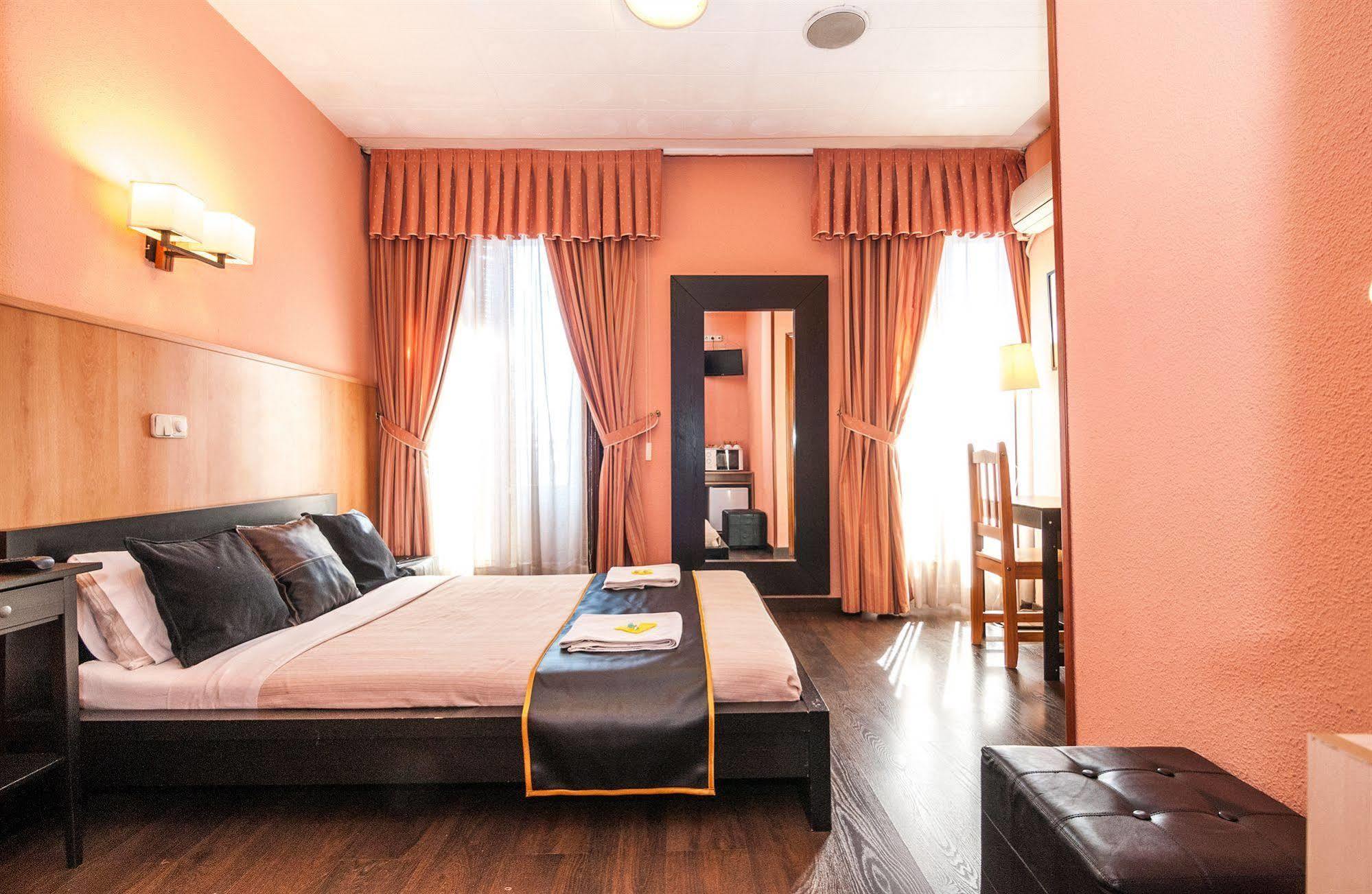 Hostal Gallardo Madrid Exterior photo